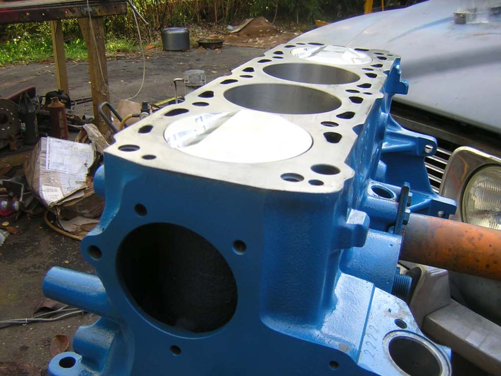 gal/Cosworth_YB_Normal_Aspirated/Styles_Cosworth_block_and_Pistons05.JPG
